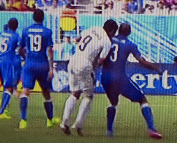 لويس سواريز خارج المونديال والملاعب بقرار للفيفا