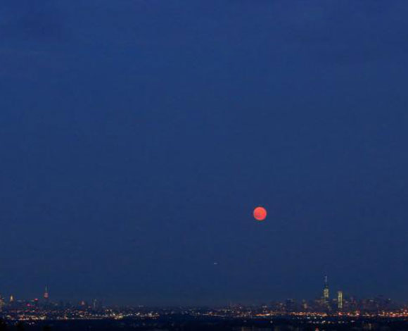 "Supermoon" الظاهرة القمرية الكاملة... بالصور