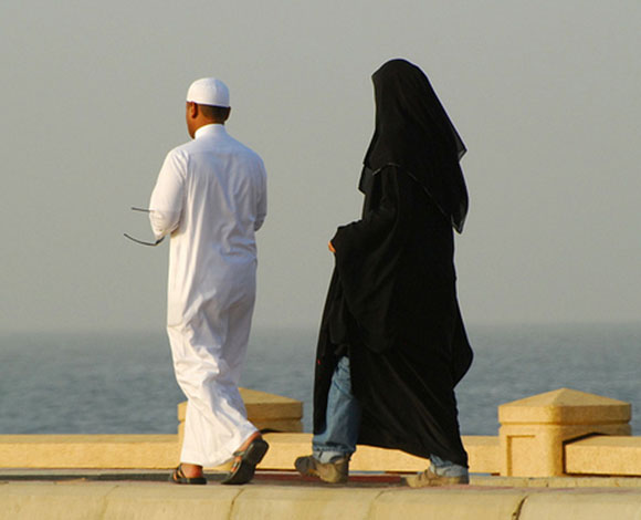 سعودي يهدي زوجته مالاً وسيارة فاخرة لقبولها بزوجته الثانية