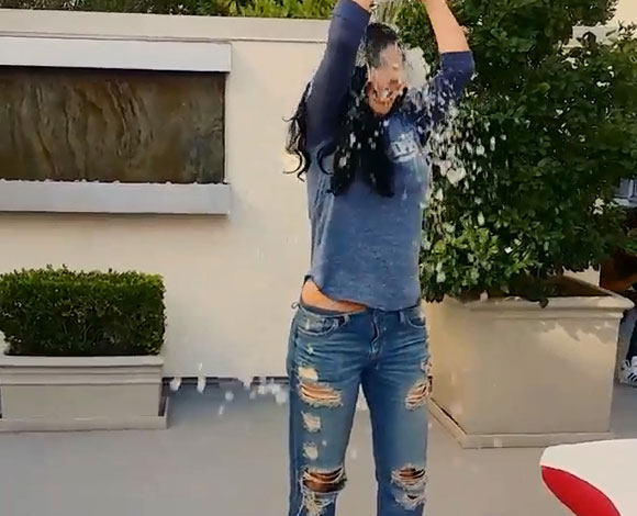 بالفيديو: من تحدت هيفا وهبي بعد الـ Ice Bucket Challenge؟