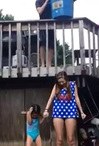 بالفيديو: أسوأ تحديات دلو الثلج Ice Bucket Challenge