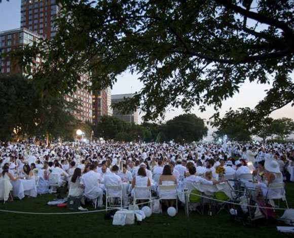 "Diner en Blanc" عشاء في الهواء الطلق في نيويورك باللباس الأبيض