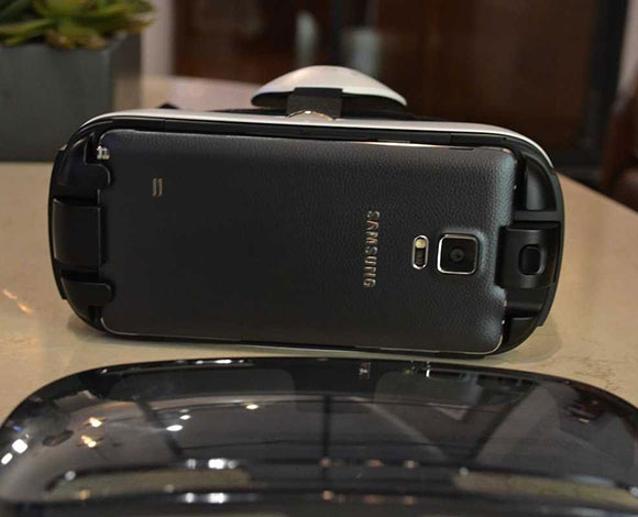 كل ما يجب أن تعرفه عن نظارة سامسونج Gear VR من أوكلوس 