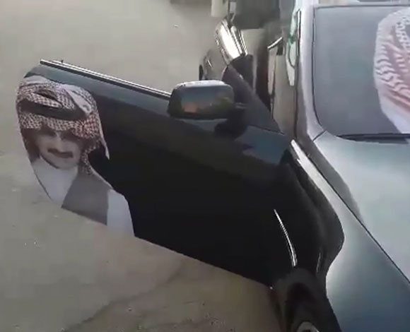 بالفيديو والصور: مواطن سعودي يهدي الوليد بن طلال سيارة بي ام دبليو