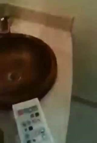 بالفيديو - سعودي يحرق ايفون 6