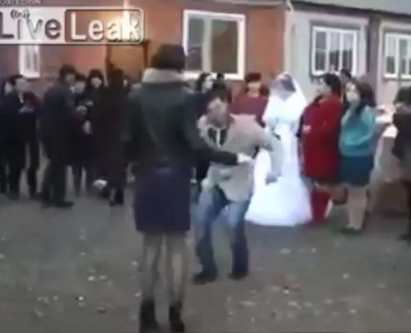 بالفيديو- شاب يخطف فتاة رقص معها أمام أعين أهلها