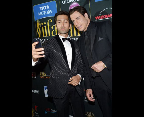 اليك اجمل صور المشاهير وهي تلتقط صور Selfie لهذا العام
