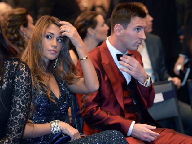  ميسي قبض مليون يورو من اجل ارتداء البدلة الحمراء !!