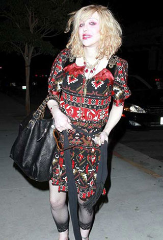 نجوم اثرياء يظهرون دوما بإطلالات رديئة