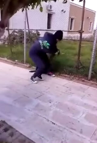 معركة بين فتاتين في إحدى المدارس ... بسبب شاب!