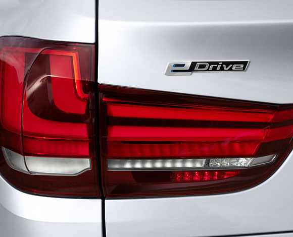 تعرف إلى أحدث سيارات بي إم دبليو رباعية الدفع الجديدة X5 xDrive40e