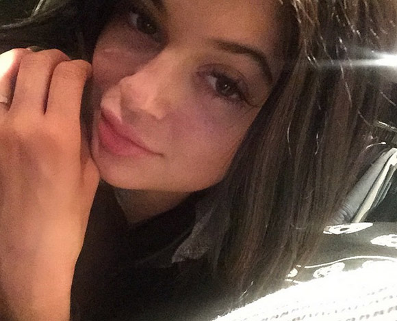 نجمات تتباهين على الإنترنت بإطلالاتهن المثيرة بدون ماكياج