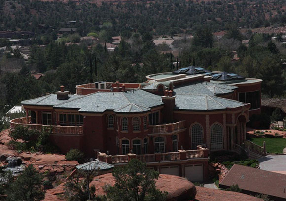 8 أشياء سخيفة أنفق عليها النجم نيكولاس كيج ثروته الخاصة