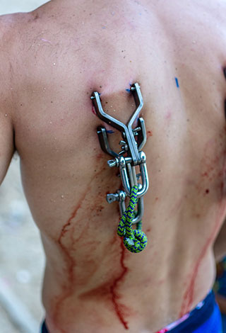 الفيديو- هل تتجرأ أن تتشبه بهذا المغامر؟