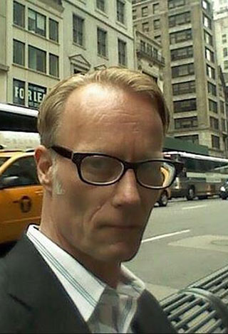 مليونير يتحول الى مشرد ... من قصر فخم الى رصيف منهاتن