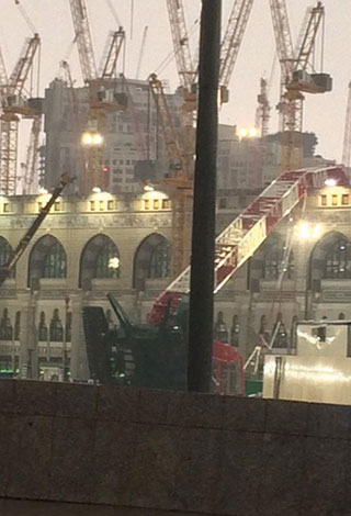 بالفيديو والصور .. لحظة حدوث مأساة  في السعودية راح ضحيتها 107 مسلم في الحرم المكي