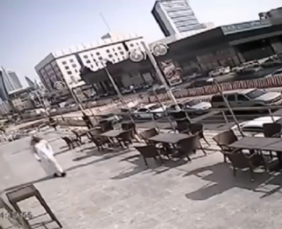 بالفيديو- سعودي ينجو من الموت بأعجوبة