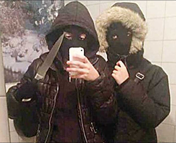 صور سيلفي أودت بأصحابها إلى السجون