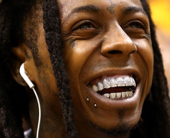 أبزر النجوم الذين خضعوا لعمليات تجميل في أسنانهم