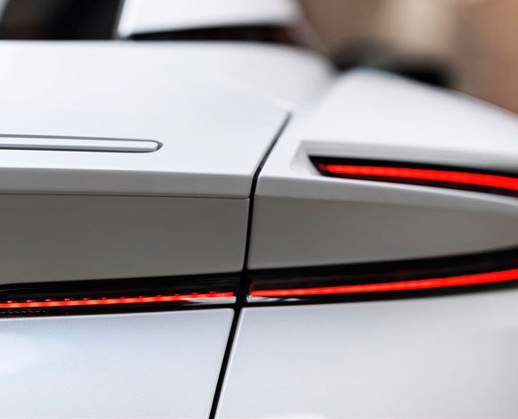 DB11 تُقدم الآن مع محرك فئة V8