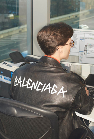 NET-A-PORTER و MR PORTERيُطلقان مجموعات كبسولية حصرية لعلامة BALENCIAGA