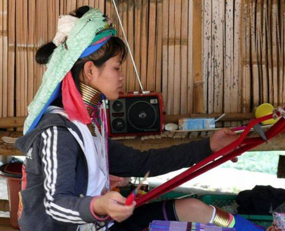 نساء تايلاند يتزيّن بالصولجان لتطول أعناقهن!