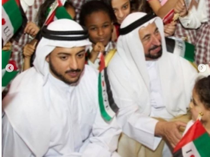 حاكم الشارقة ينشر صورًا نادرة لنجله الراحل الشيخ خالد القاسمي
