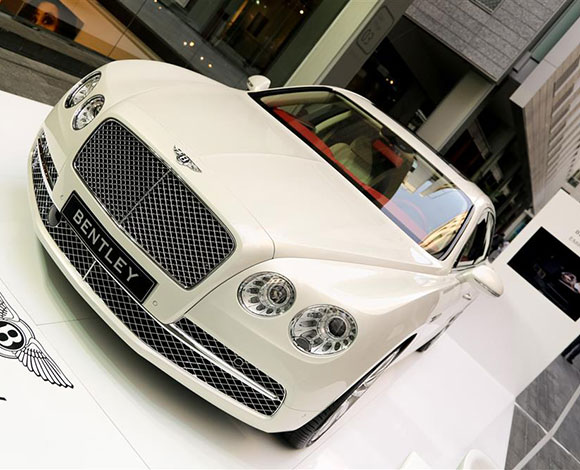 Motor Village يجمع السيارات الفارهة في دبي
