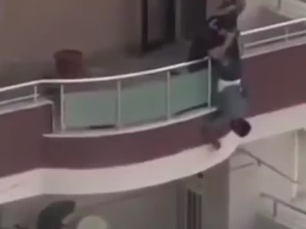 بالفيديو .. يضحي بحياته من أجل طلاء شرفة منزله