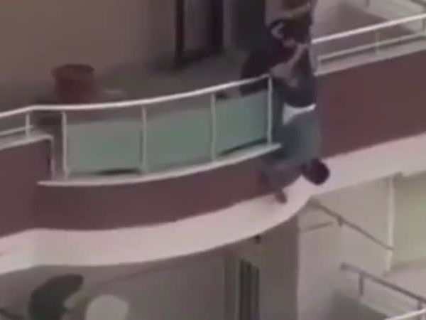 بالفيديو .. يضحي بحياته من أجل طلاء شرفة منزله