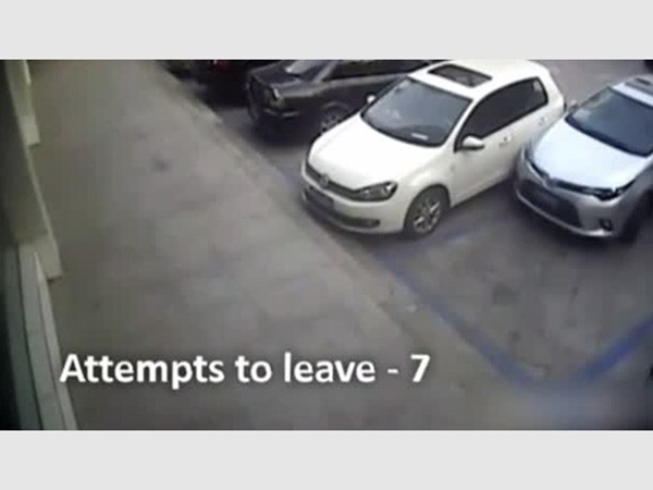 أكثر الأشخاص فشلًا في قيادة السيارة .. لم ينجح في في إخراج السيارة إلا بعد المرة العشرين