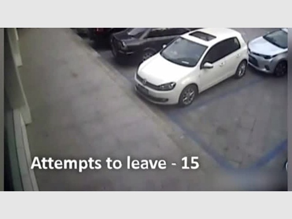 أكثر الأشخاص فشلًا في قيادة السيارة .. لم ينجح في في إخراج السيارة إلا بعد المرة العشرين