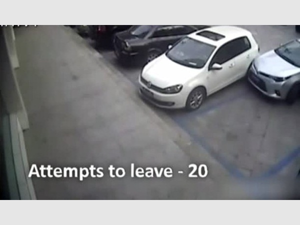 أكثر الأشخاص فشلًا في قيادة السيارة .. لم ينجح في في إخراج السيارة إلا بعد المرة العشرين