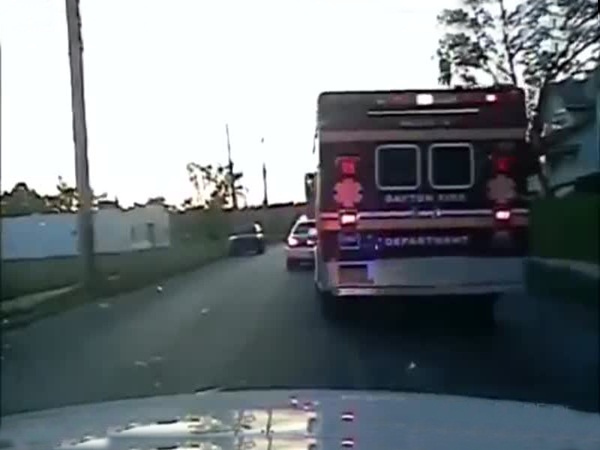 أراد سرقة سيارة .. فسرق مريض والممرضين .. فيديو