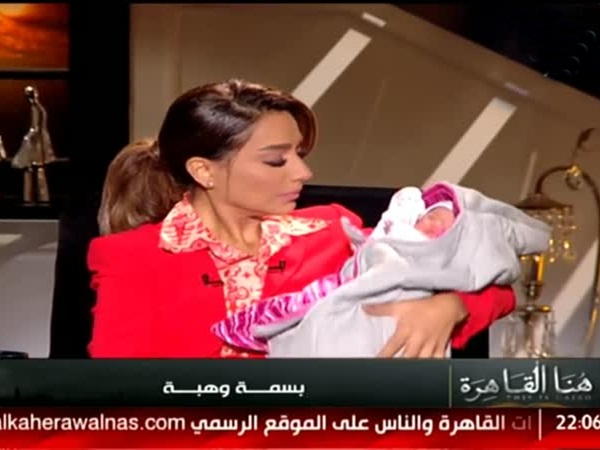 إعلامية مصرية تصدم المجتمع حاملة هذا الطفل .. فيديو