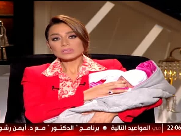 إعلامية مصرية تصدم المجتمع حاملة هذا الطفل .. فيديو