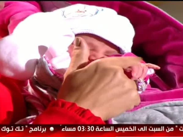 إعلامية مصرية تصدم المجتمع حاملة هذا الطفل .. فيديو