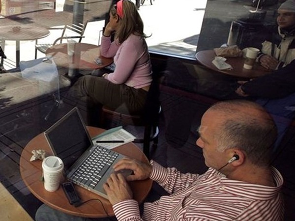 مطعم لا يعطي كلمة سر الواي فاي لأحد .. بل يجبر رواده على فعل ذلك