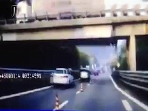 انهيار كوبري في إيطاليا بسبب مرور شاحنة ضخمة عليها .. فيديو