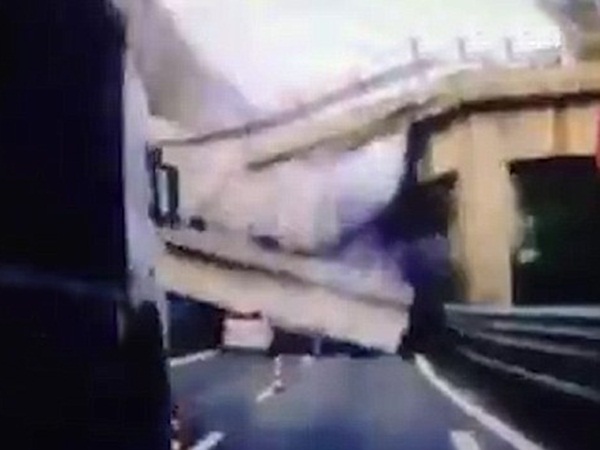 انهيار كوبري في إيطاليا بسبب مرور شاحنة ضخمة عليها .. فيديو