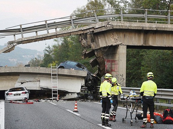 انهيار كوبري في إيطاليا بسبب مرور شاحنة ضخمة عليها .. فيديو