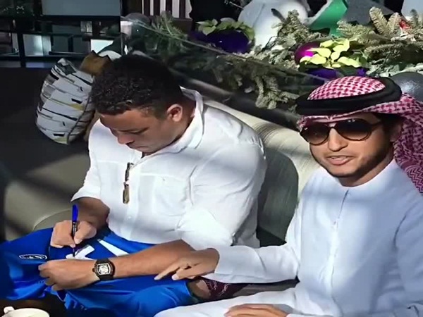 رونالدو يوقع على قميص الهلال .. فيديو شاهده مئات الآلاف