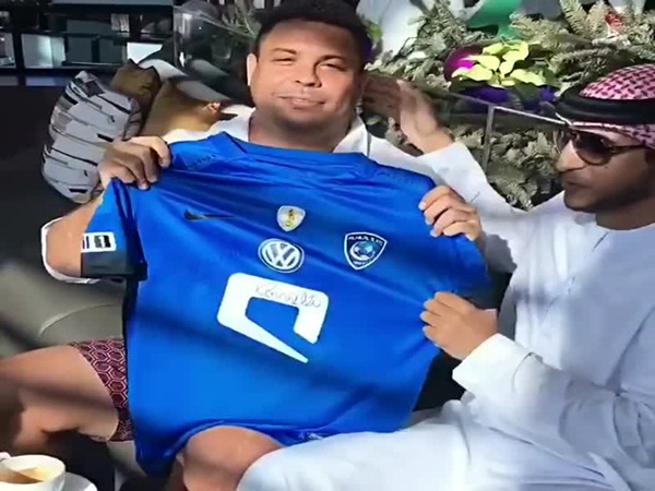 رونالدو يوقع على قميص الهلال .. فيديو شاهده مئات الآلاف