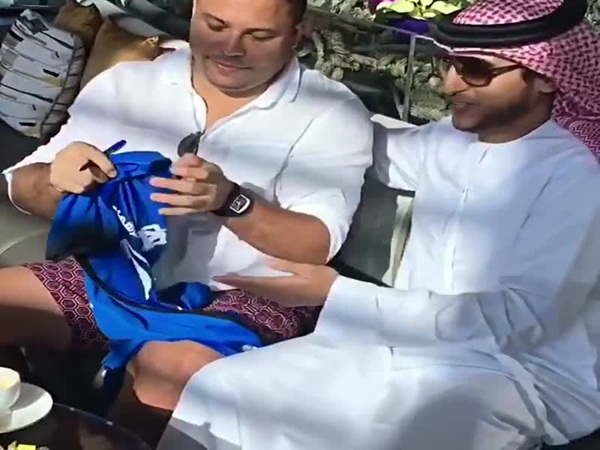 رونالدو يوقع على قميص الهلال .. فيديو شاهده مئات الآلاف