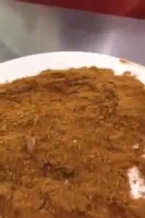 فيديو مقزز .. مواطن يكتشف وجود صراصير في طبقه