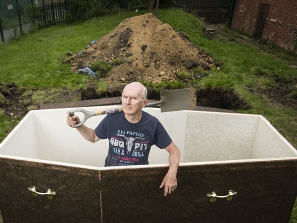 يقضي ثلاثة أيام في التابوت تحت الأرض بإرادته .. وهذه هي رسالته بالفيديو