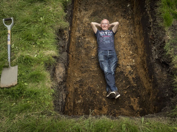 يقضي ثلاثة أيام في التابوت تحت الأرض بإرادته .. وهذه هي رسالته بالفيديو