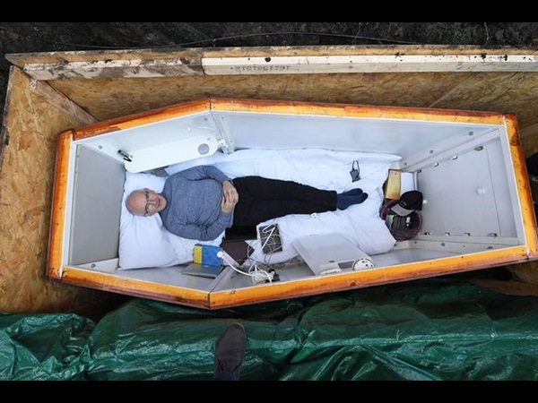 يقضي ثلاثة أيام في التابوت تحت الأرض بإرادته .. وهذه هي رسالته بالفيديو