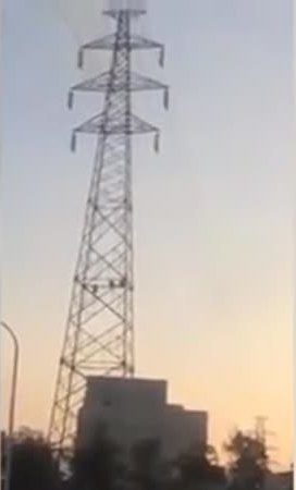 شاهد عامل يسقط من ارتفاع ثلاثين مترًا .. وهذا ما حدث له