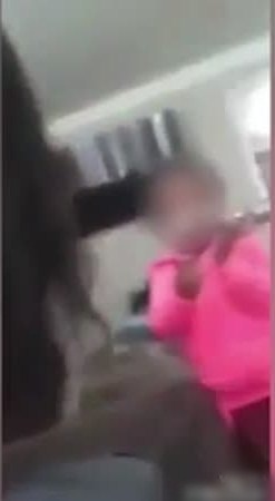 تضع مسدس في رأس طفلة صغيرة .. فيديو